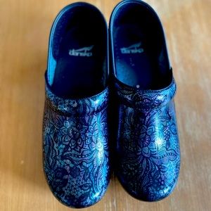 Dansko Shoes Size 39 (fits Women 8.5) Gently Used condition.